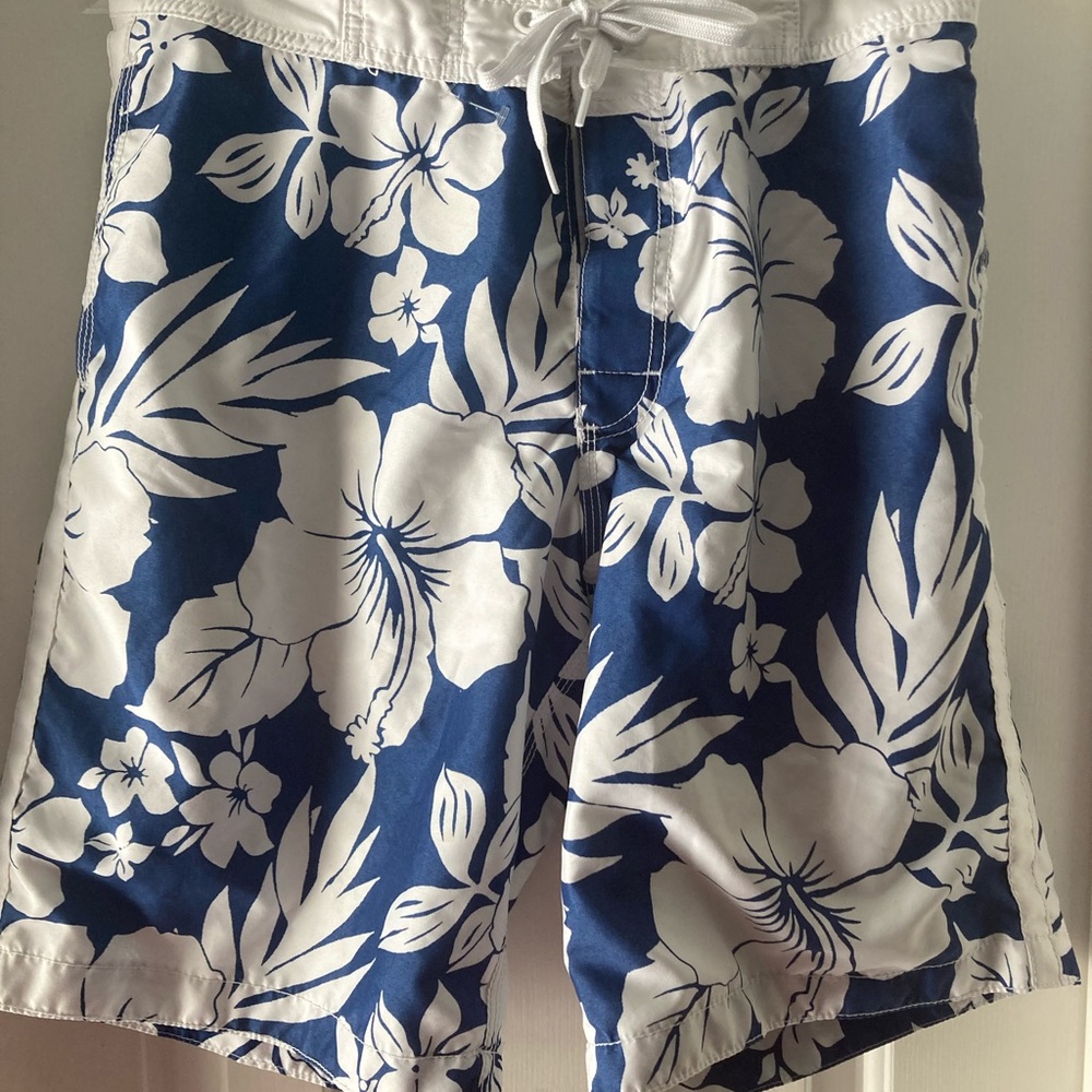 Men’s swim trunk size medium